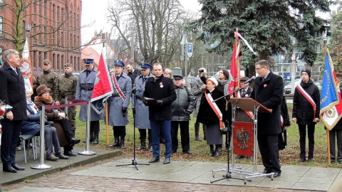 Pod bydgoskim pomnikiem Nieznanego Powstańca Wielkopolskiego zabrzmiał hymn państwowy oraz okolicznościowe przemówienia, złożono też wiązanki kwiatów. Fot. Tatiana Adonis