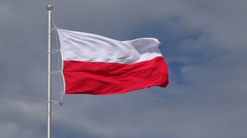 Znieważył polską flagę. Wyrok - 2 lata prac społecznych