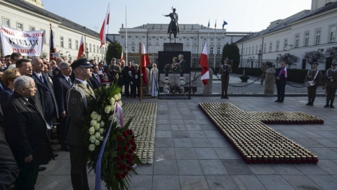 Przed Pałacem Prezydenckim apel pamięci w 8. rocznicę katastrofy smoleńskiej