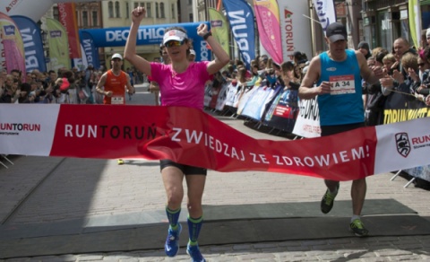 Uczestnicy Run Toruń zwiedzali miasto biegając