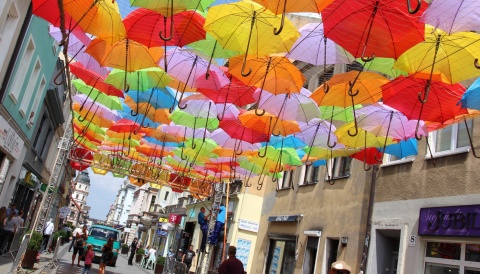 Parasolowa instalacja oraz Uliczny Festiwal Żywych Rzeźb i Art Ino Festiwal