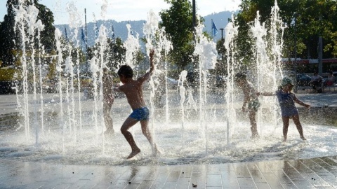 Sanepid: chłodzenie się w fontannach niesie ryzyko dla zdrowia