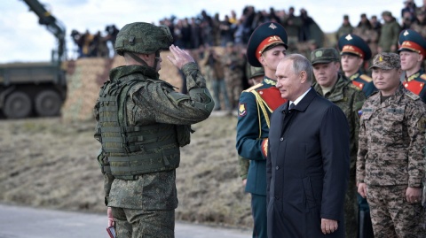 Putin: Rosja będzie nadal rozwijać armię, by bronić swej suwerenności