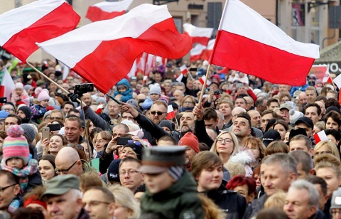 Biało-czerwone flagi i tłumy na Rynku Nowomiejskim uczciły Święto Niepodległości w Toruniu