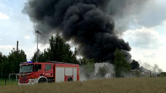 Znowu pożar w Ekochemie w Głogowie. Ogień ciągle się tli