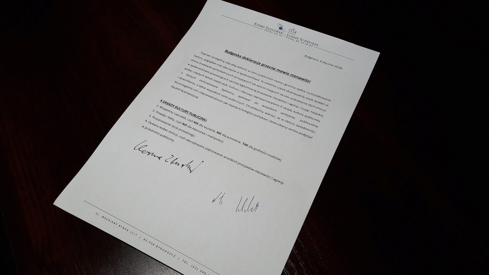 Bydgoscy politycy PiS zachęcają do podpisywania się pod deklaracją przeciw mowie nienawiści. Fot. Tatiana Adonis