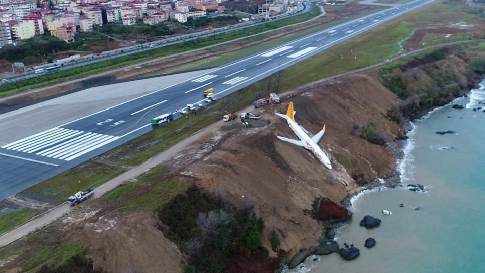Samolot linii lotniczych Pegasus zjechał w sobotę w nocy z pasa startowego na lotnisku w tureckim Trabzonie i zawisł na stromym zboczu nad Morzem Czarnym. Fot. PAP/EPA