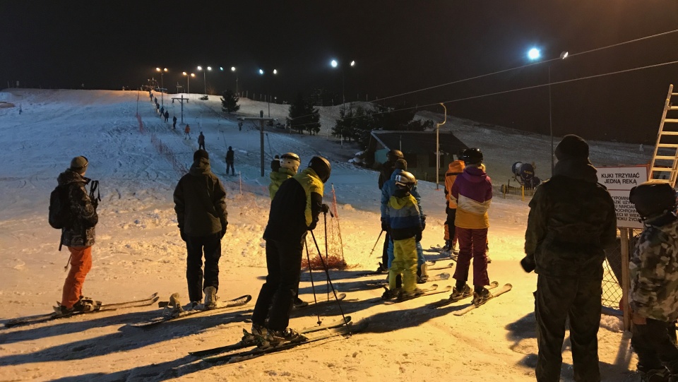 Miłośnicy narciarstwa bawili na stoku do wieczora. Fot. Tomasz Kaźmierski