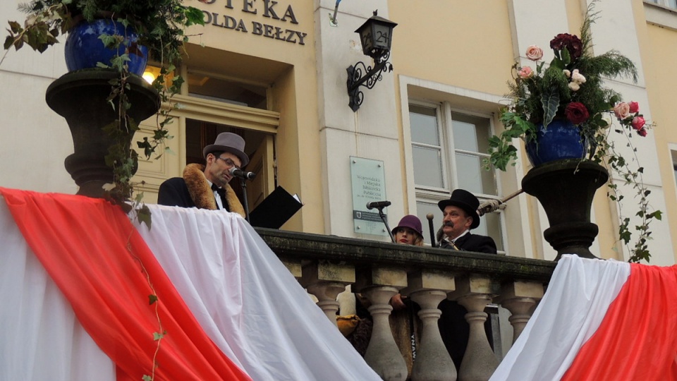 Historyczną scenę sprzed 98 lat odegrano dzisiaj na Starym Rynku w Bydgoszczy. Fot. Damian Klich