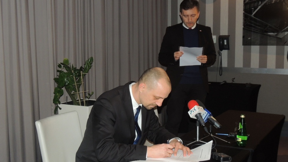 Waldemar Kuszewski, burmistrz Więcborka podpisuje deklarację przeciwko mowie nienawisci. Fot. Tatiana Adonis
