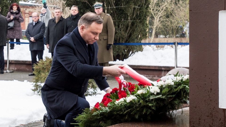 Prezydent Andrzej Duda składa wieniec pod pomnikiem Romualda Traugutta w Ciechocinku, w związku z 155. rocznicą wybuchu Powstania Styczniowego, 22 bm. Fot. PAP/Tytus Żmijewski