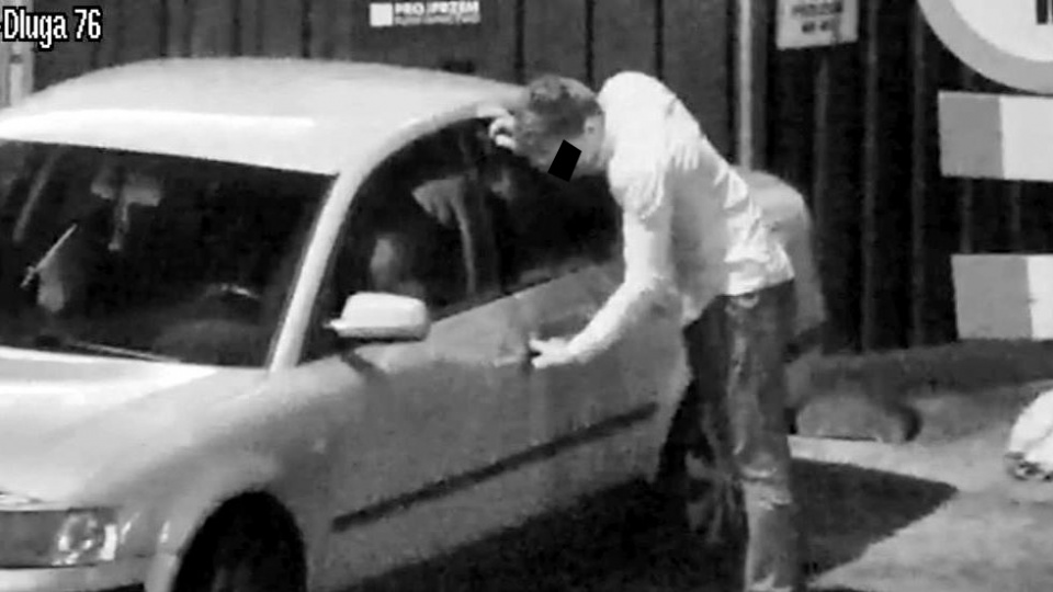 Pijany mężczyzna otworzył drzwi od strony kierowcy i wsiadł do środka. Fot. KWP w Bydgoszczy