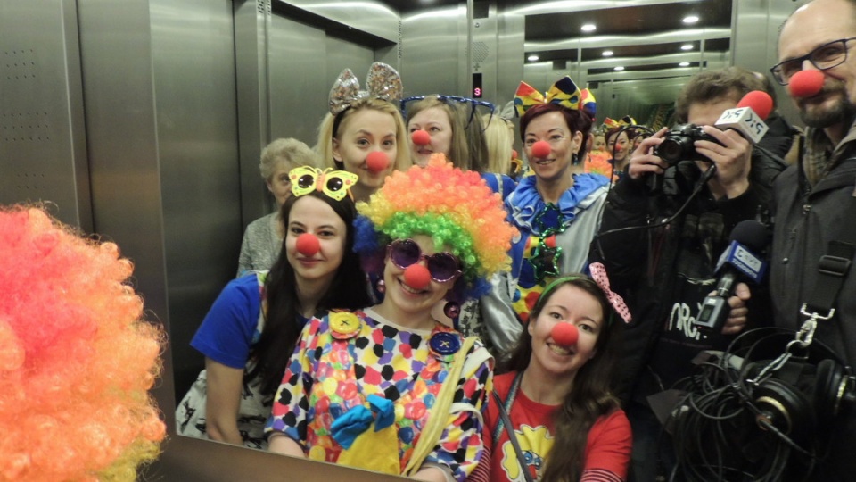 Clowni - listonosze roznosili w niedzielę listy z życzeniami w Szpitalu Dziecięcym w Bydgoszczy. Fot. Damian Klich