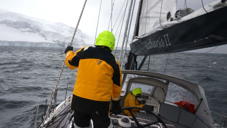 Ich rejs już trwa ponad siedem tygodni. Polscy żeglarze Katharsis II minęli już półmetek trasy i mimo niesprzyjających warunków pogodowych mają szansę pobić rekord świata. Fot. Antarctic Circle 60 S.pl