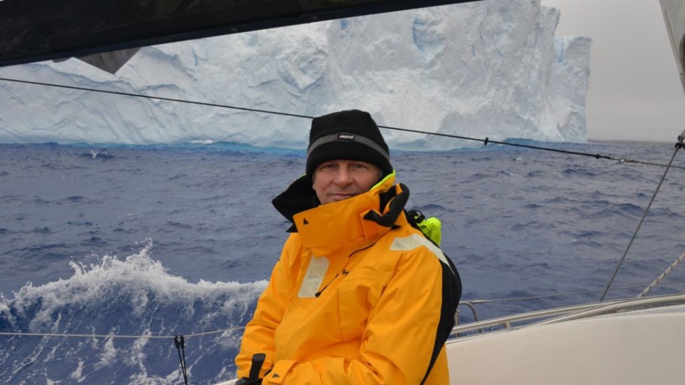 14 lutego 2018 roku, po 53 dniach i 10 godzinach oraz przebyciu 7975 mil morskich od wypłynięcia z Kapsztadu w RPA, jacht Katharsis II minął południkowy półmetek wyprawy dookoła Antarktydy z metą w Hobart w Australii. Fot. Antarctic Circle 60 S.pl