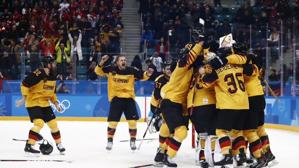 Na zdjęciu reprezentanci Niemiec w hokeju na lodzie tuż po sensacyjnym zwycięstwie z Kanadą w półfinale IO w Pjongczangu 2018. Fot. PAP/EPA/LARRY W. SMITH