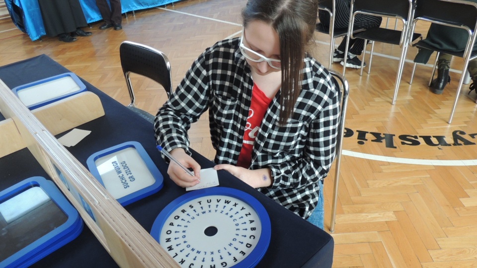 Naukobus z eksponatami z Centrum Nauki Kopernik przyjechał do Szkoły Podstawowej w podtoruńskich Cierpicach. Fot. Monika Kaczyńska