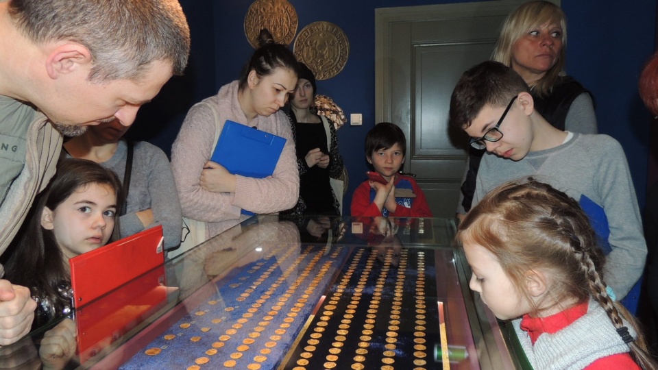 Dzieci i rodzice zobaczyli kilkusetletnie monety, a potem zrobili własne. Europejskie Centrum Pieniądza zorganizowało warsztaty dla całych rodzin podczas wystawy "Skarb bydgoski". Fot. Damian Klich