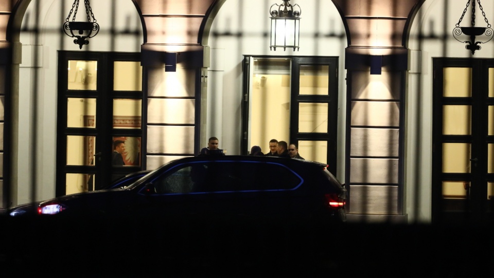 Premier Mateusz Morawiecki wychodzi ze spotkania, które odbyło się w Pałacu Prezydenckim. Fot. PAP/Paweł Supernak