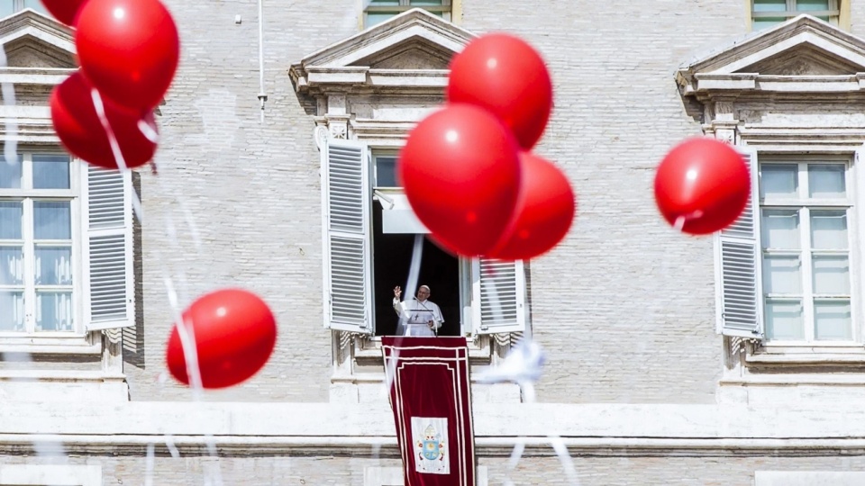 Papież Franciszek i czerwone balony przyniesione przez wiernych na plac Świętego Piotra. Fot. PAP/EPA/ANGELO CARCONI