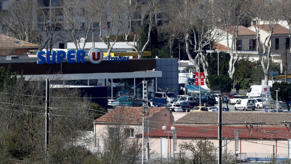 Widok na supermarket w gminie Trebes, gdzie 23 marca po wymianie ognia z policjantami, uzbrojony napastnik wziął zakładników. Fot. PAP/EPA/GUILLAUME HORCAJUELO