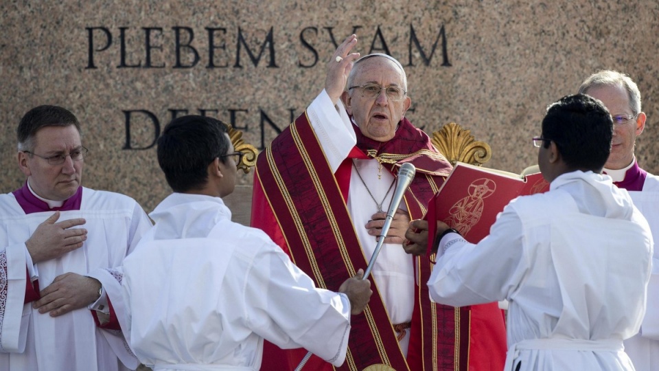 Papież Franciszek podczas mszy św. w Niedzielę Palmową na placu Świętego Piotra. Fot. PAP/EPA/ANGELO CARCONI