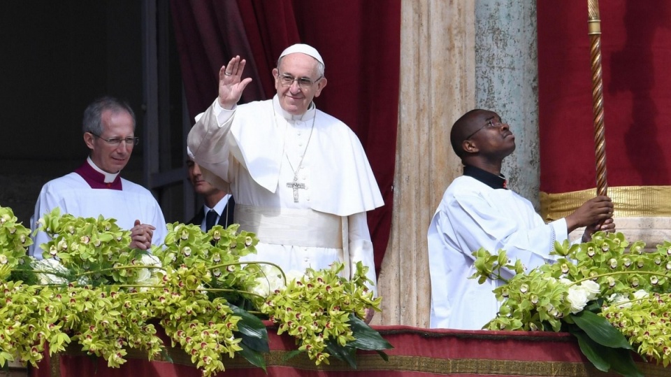 Przemawiając z balkonu bazyliki Świętego Piotra, papież zaapelował o owoce pokoju dla całego świata. Fot. PAP/EPA/ALESSANDRO DI MEO