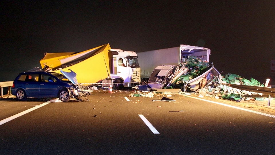 Na autostradzie A1 w Bąkowie doszło do zderzenia wypadek dwóch ciężarówek i auta osobowego. Fot. KPP w Świeciu nad Wisłą