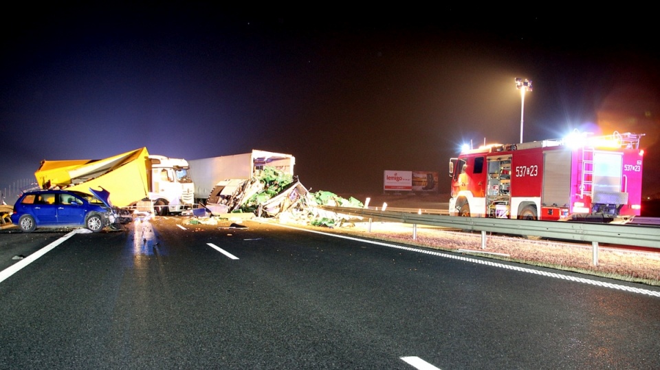 Na autostradzie A1 w Bąkowie doszło do zderzenia wypadek dwóch ciężarówek i auta osobowego. Fot. KPP w Świeciu nad Wisłą