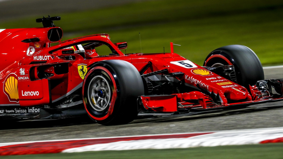 Na zdjęciu bolid Sebastiana Vettela podczas kwalifikacji do Grand Prix Bahrajnu 2018. Fot. PAP/EPA/SRDJAN SUKI