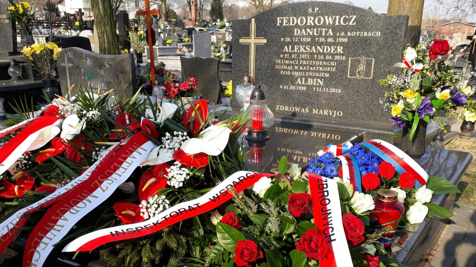 Wieńce i znicze powiały się również na grobie Aleksandra Fedorowicza w Bydgoszczy. Fot. Kamila Zroślak
