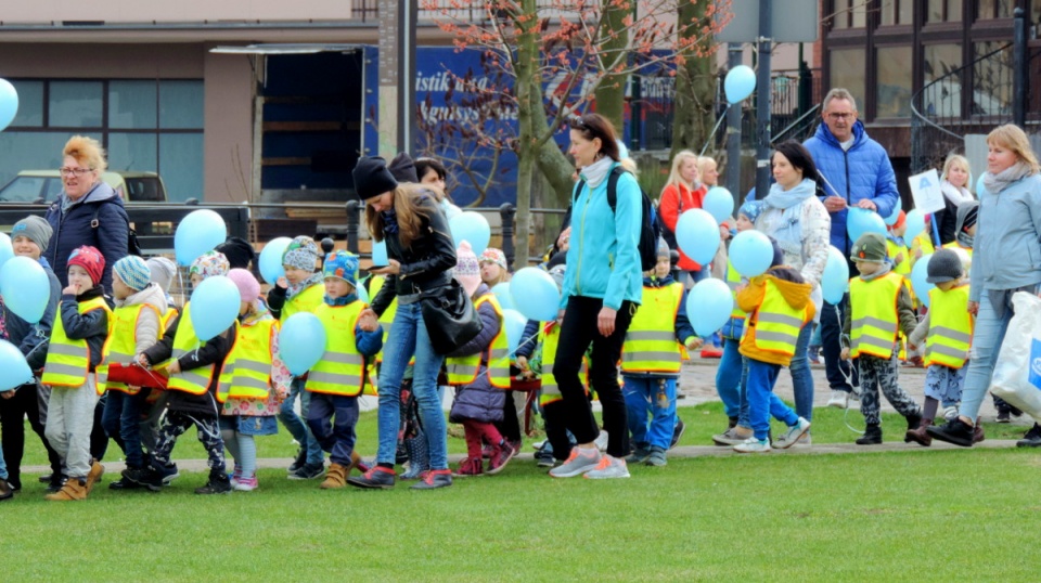 Marsz z udziałem dzieci z autyzmem, ich rodziców, nauczycieli i kolegów, doszedł na Wyspę Młyńską w Bydgoszczy. Fot. Lech Przybyliński