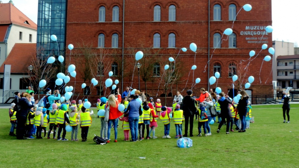 Na Wyspie Młyńskiej w Bydgoszczy w powietrze uniosły się dziesiątki błękitnych baloników. Fot. Lech Przybyliński