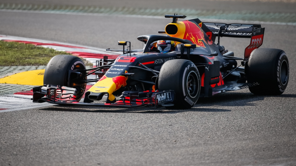 Na zdjęciu bolid Daniela Ricciardo podczas Grand Prix Chin. Fot. PAP/EPA/ROMAN PILIPEY