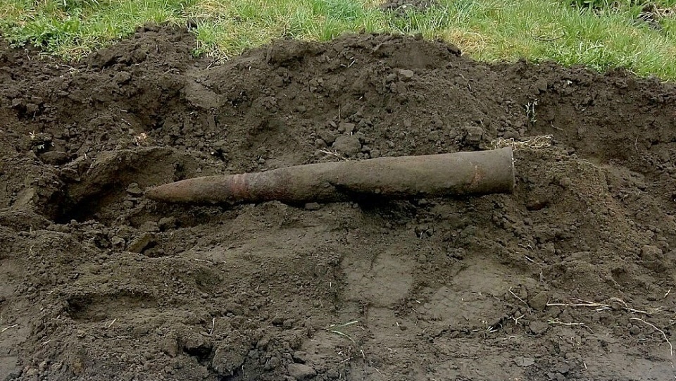 Na jednej z posesji w Dużej Cerkwicy, podczas prac w ogrodzie, odkopany został pocisk artyleryjski pochodzący z czasów II wojny światowej. Fot. Policja