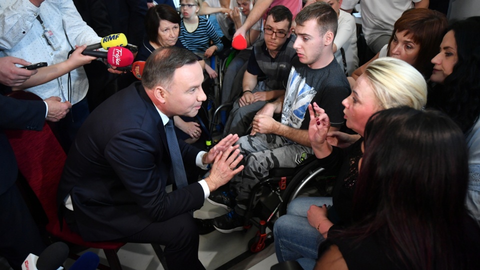 Prezydent Andrzej Duda spotkał się z uczestnikami stacjonarnego protestu rodziców osób niepełnosprawnych w Sejmie. Fot. PAP/Bartłomiej Zborowski