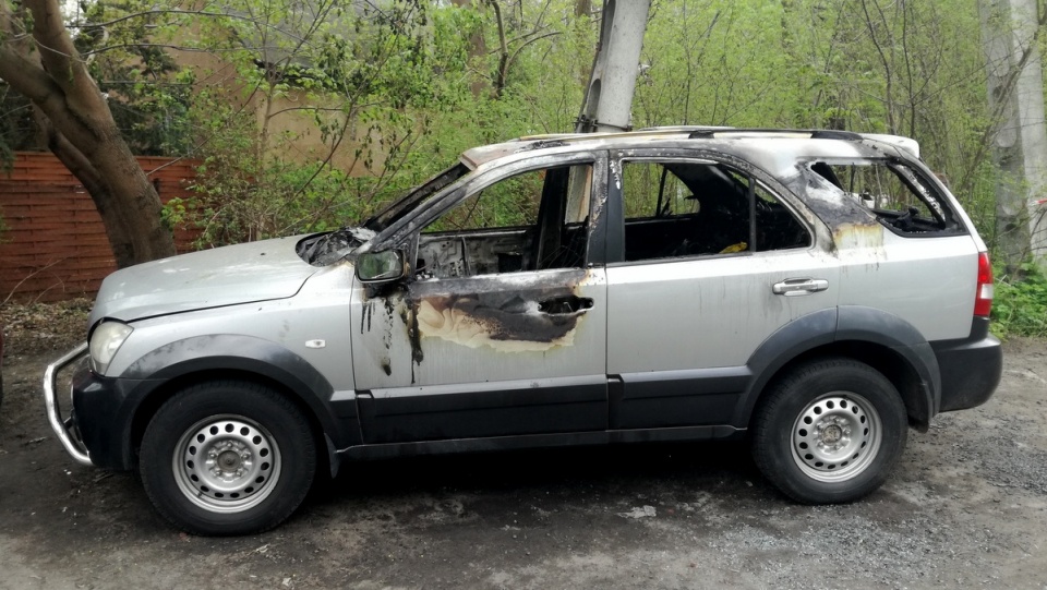 Pięć aut spłonęło doszczętnie, a kolejnych pięć jest nadpalonych, jedno auto jeszcze ma wybite szyby. Fot. Marcin Doliński