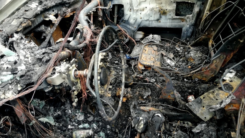 Pięć aut spłonęło doszczętnie, a kolejnych pięć jest nadpalonych, jedno auto jeszcze ma wybite szyby. Fot. Marcin Doliński