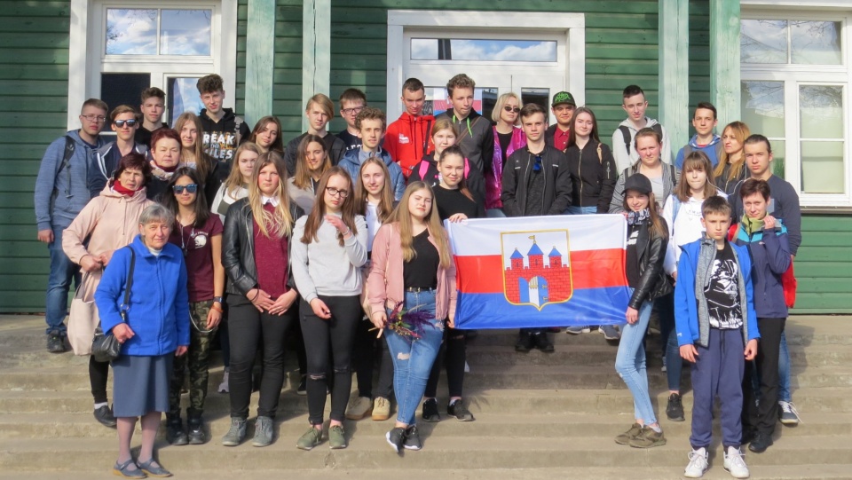 Uczniowie ze szkoły podstawowej w Bydgoszczy są zachwyceni polskością na Litwie, po której podróżują już drugi dzień. Fot. Iga Lackneer