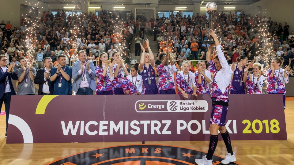 Radość koszykarek Artego Bydgoszcz po zdobyciu tytułu wicemistrza Polski. Fot. PAP/Maciej Kulczyński