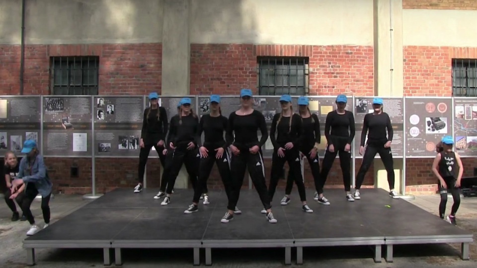 Tancerze z Powietrzyńska Studio Tańca wykonali układ w rytm elektronicznej wersji "Ody do radości". Fot. Zrzut ekranu