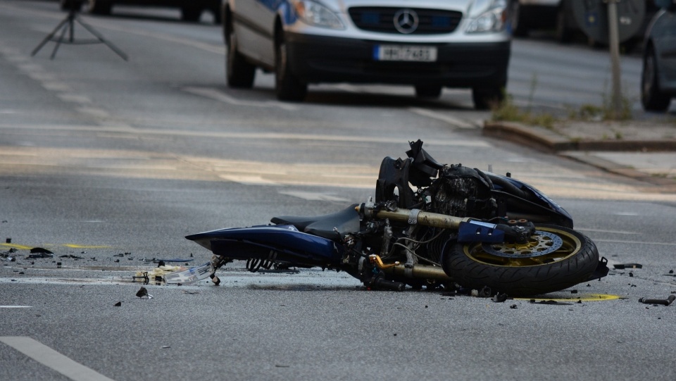 24-letni motocyklista trafił do szpitala po zderzeniu z samochodem osobowym na ul. 3 Maja w Szubinie. Zdjęcie ilustracyjne. Fot. Pixabay.com