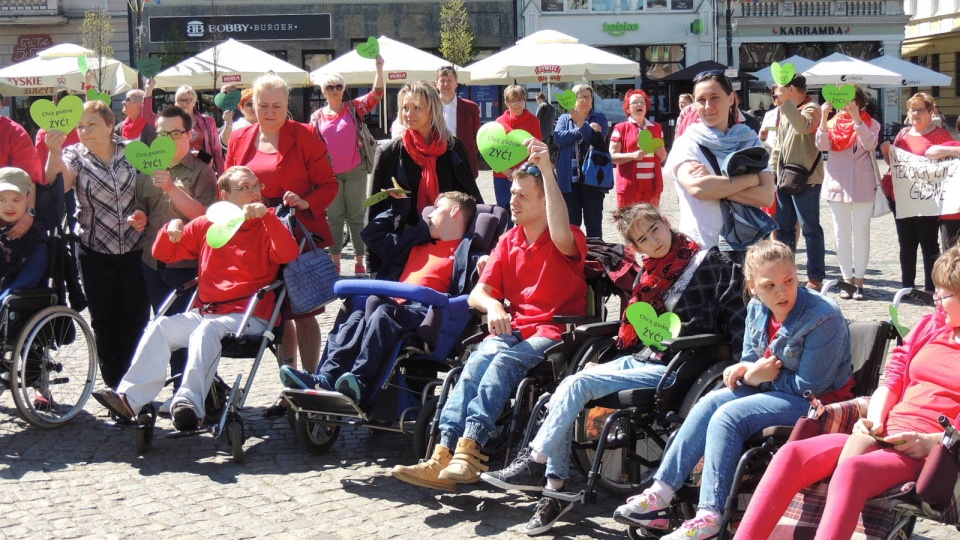 Niepełnosprawni i ich opiekunowie zebrali się na Starym Rynku w Bydgoszczy. Był to wiec poparcia dla osób protestujących w Sejmie. Fot. Damian Klich