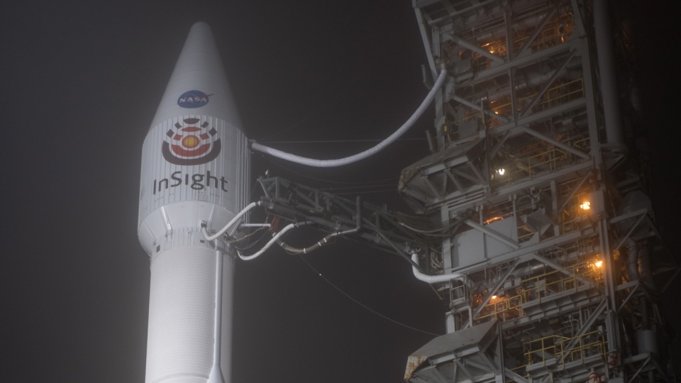 Rakieta kosmiczna z lądownikiem Mars InSight jeszcze przed startem. Fot. EPA/NASA / BILL INGALLS