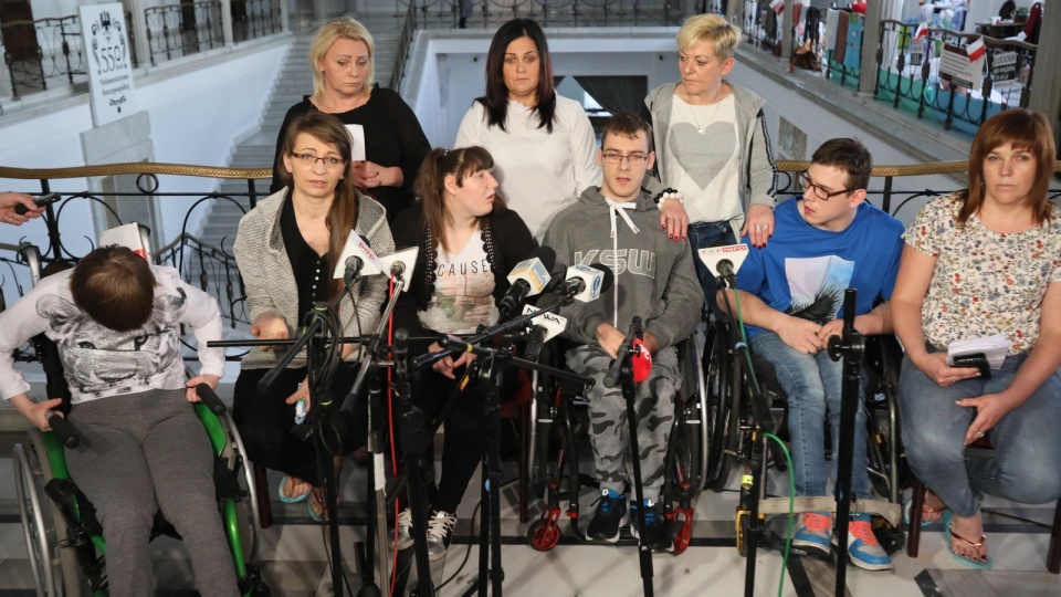 Przedstawiciele protestujących w Sejmie opiekunów i osób niepełnosprawnych podczas konferencji prasowej. Fot. PAP/Leszek Szymański