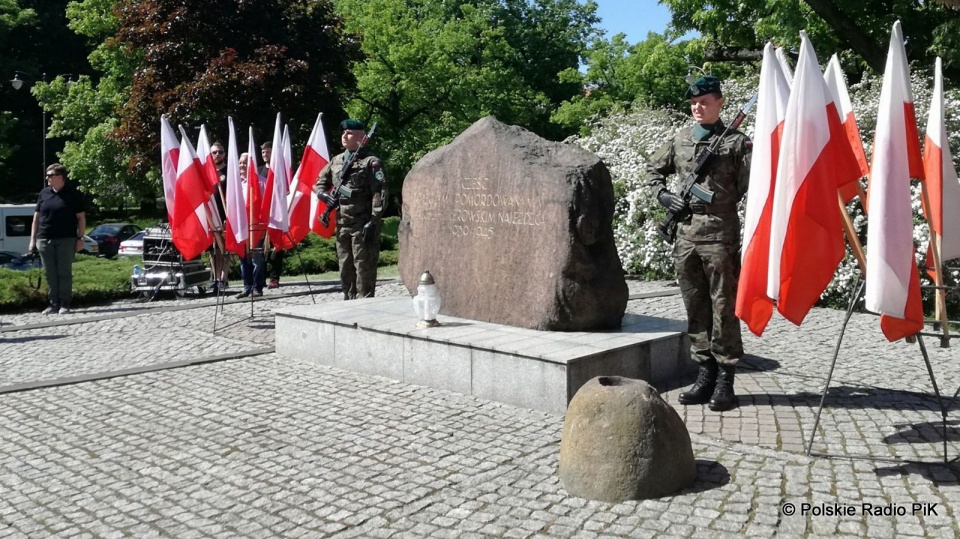 Uroczystość w Toruniu odbyła się pod pomnikiem "Ku czci poległych i pomordowanych przez hitlerowskiego najeźdźcę w latach 1939-1945".