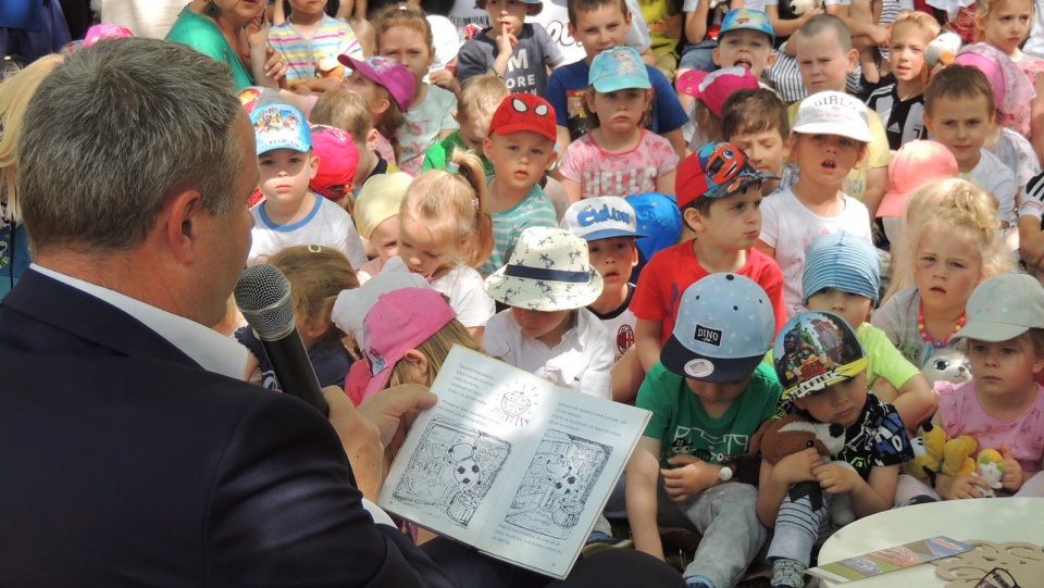 Prezydent Rafał Bruski czytał przedszkolakom bajkę o psie Erneście. Fot. Tatiana Adonis