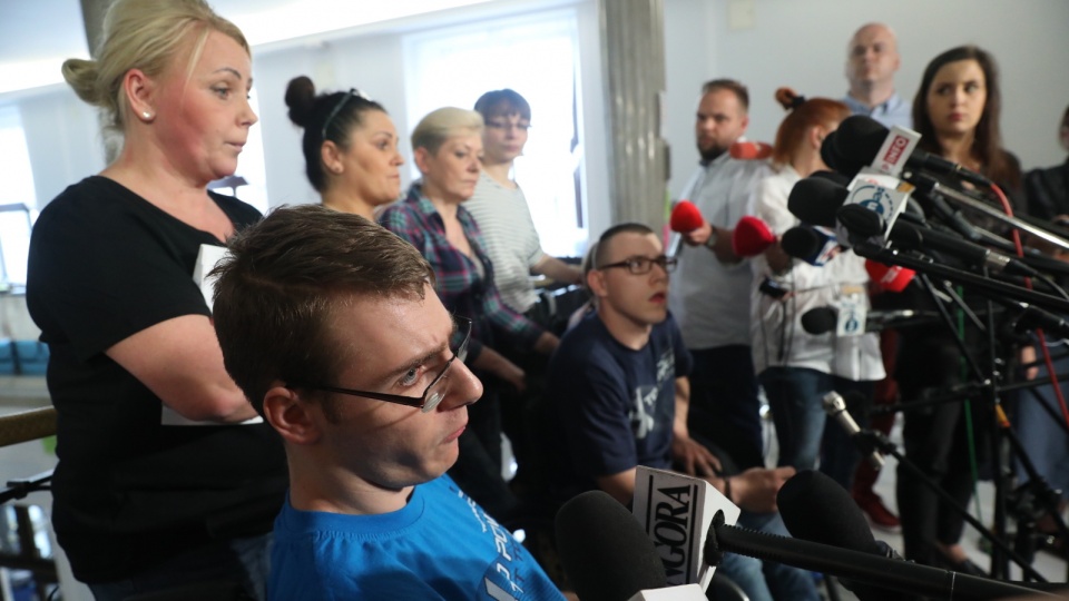 Iwona Hartwich i Jakub Hartwich podczas konferencji prasowej rodziców osób niepełnosprawnych 27. dnia protestu w Sejmie. Fot. PAP/Tomasz Gzell