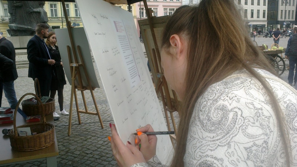 Mieszkańcy Bydgoszczy i okolic mogli na Starym Rynku podpisać się pod deklaracją z okazji 100. rocznicy odzyskania przez Polskę. Fot. Andrzej Krystek