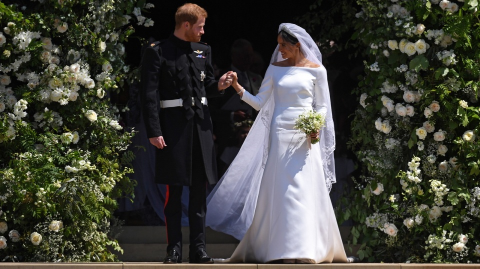 Szósty w linii sukcesji do brytyjskiego tronu książę Harry ożenił się w sobotę w kaplicy św. Jerzego na zamku w Windsorze z amerykańską aktorką Meghan Markle. Fot. PAP/EPA/NEIL HALL / POOL
